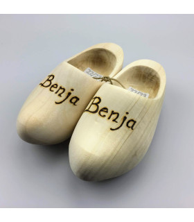 Geschuurde klompen met ingebrande tekst