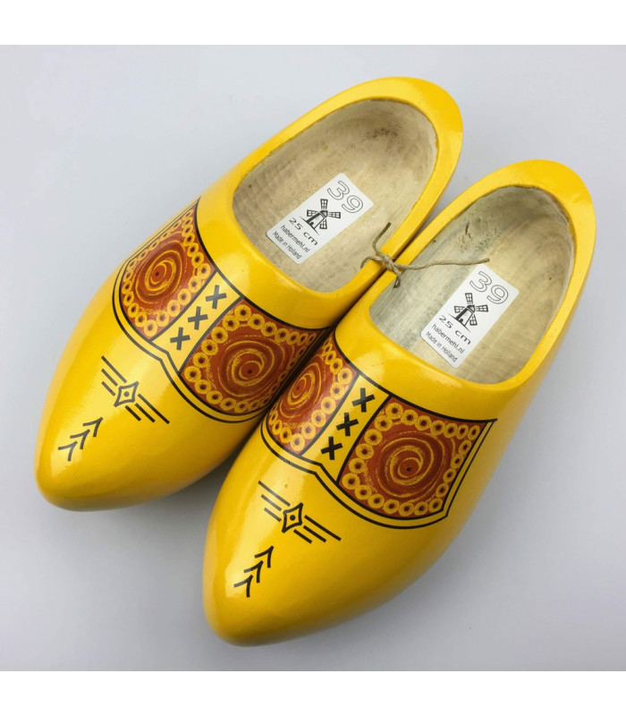 Boerengele klompen van Klompenfabriek Nijhuis