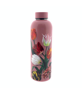Waterbottle met tulpen op een roze ondergrond
