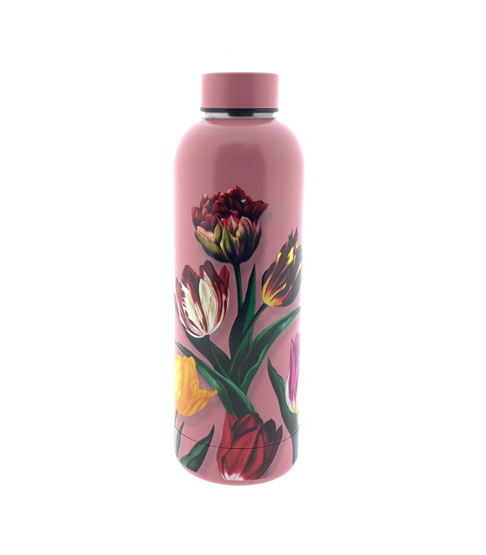 Waterbottle met tulpen op een roze ondergrond