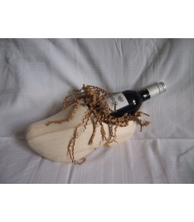 Klomp met flesje wijn verpakt in cellofaan