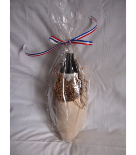 Klomp met flesje wijn verpakt in cellofaan