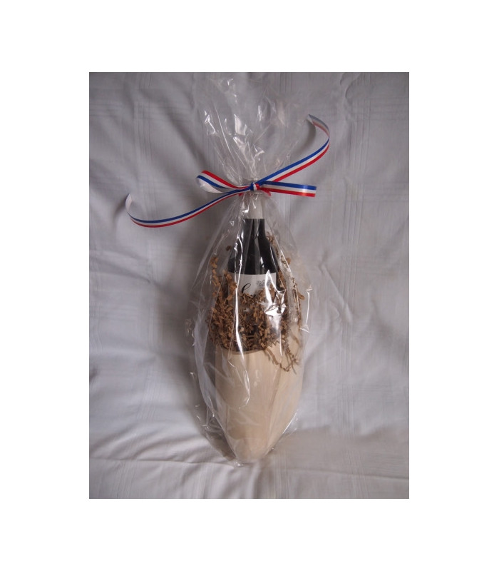 Klomp met flesje wijn verpakt in cellofaan