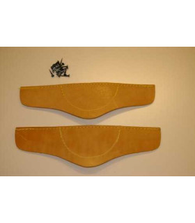 2 stuks klompen leertjes en spijkertjes + instructies op A4-tje