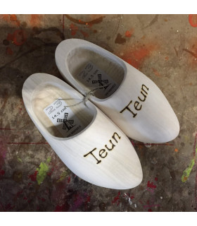 Geschuurde klompen met ingebrande tekst