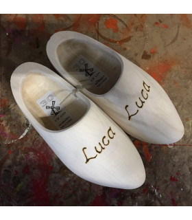 Geschuurde klompen met ingebrande tekst