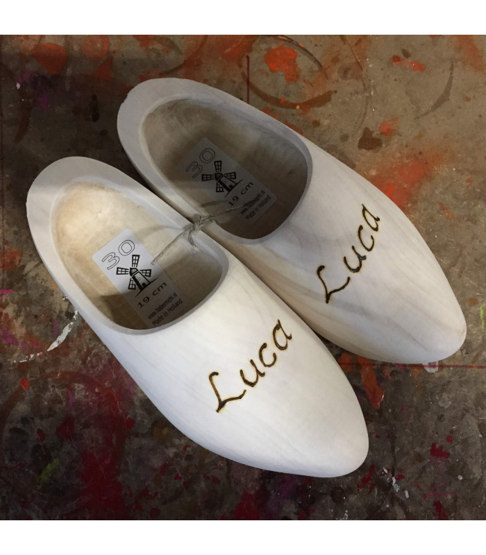 Geschuurde klompen met ingebrande tekst