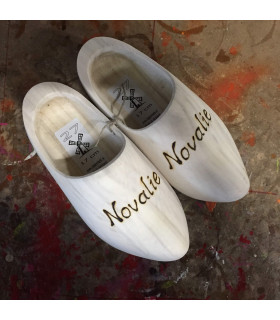 Geschuurde klompen met ingebrande tekst