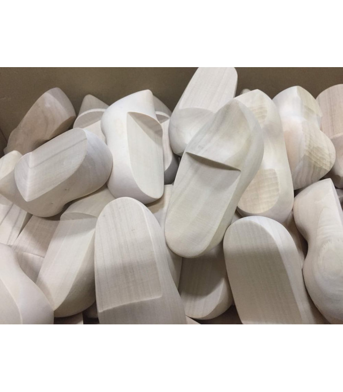 10 stuks houten klompjes +/- 13  cm