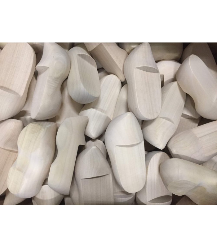 10 stuks houten klompjes +/- 13  cm